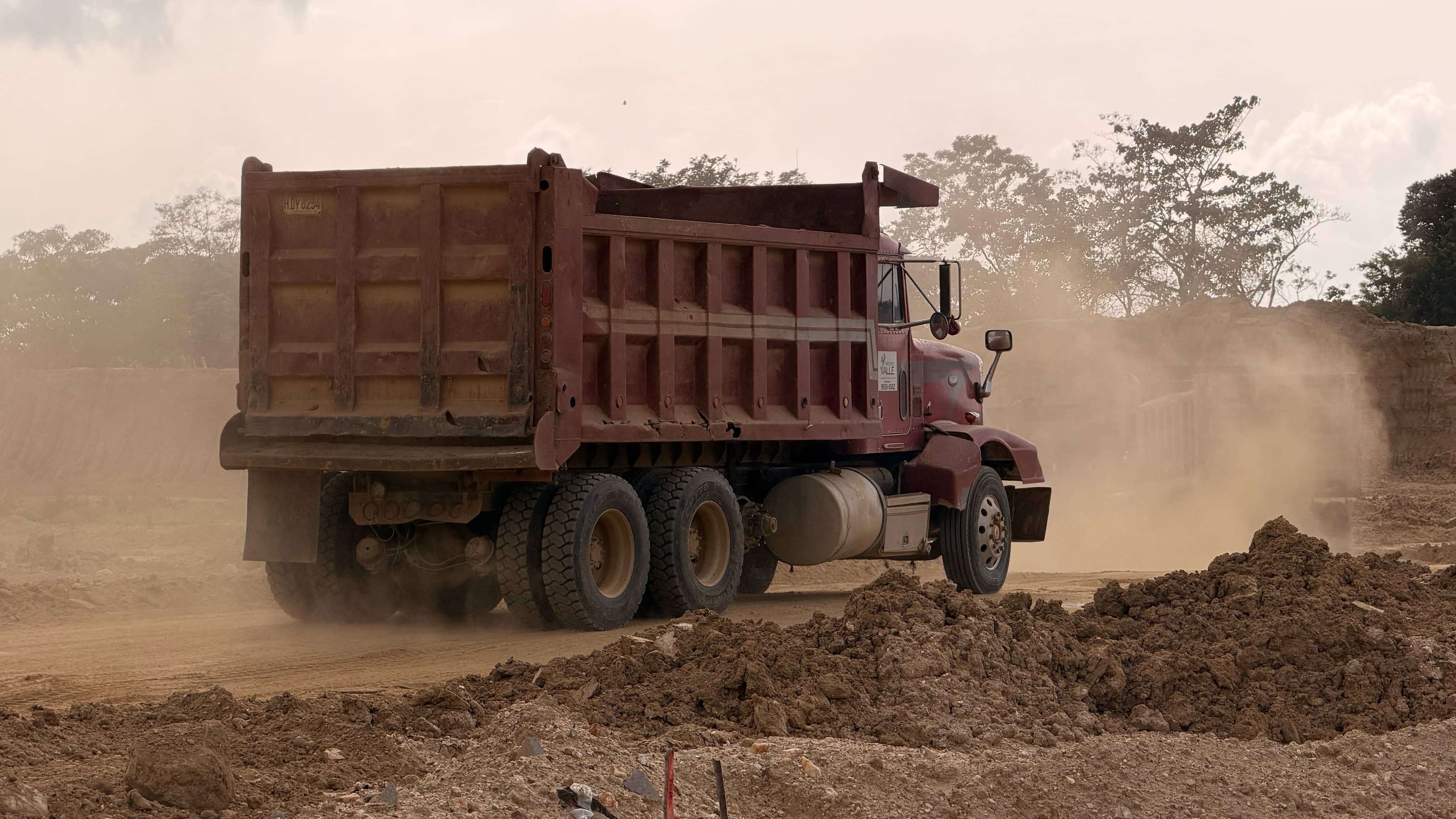 El desarrollo continúa: maquinaria y logística al servicio del progreso